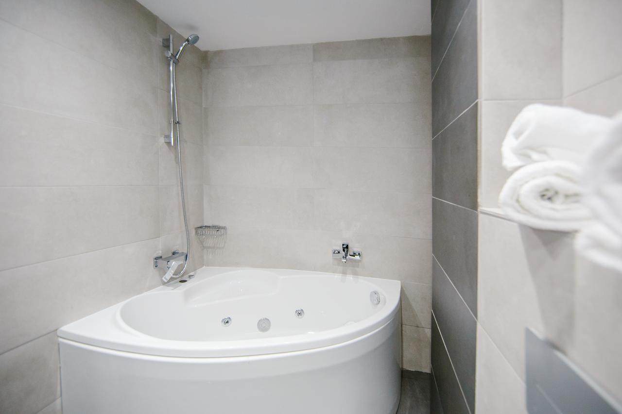 Qbic City Hotel Larnaca Bagian luar foto