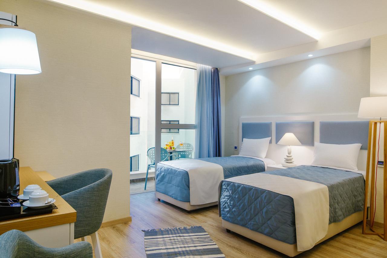 Qbic City Hotel Larnaca Bagian luar foto