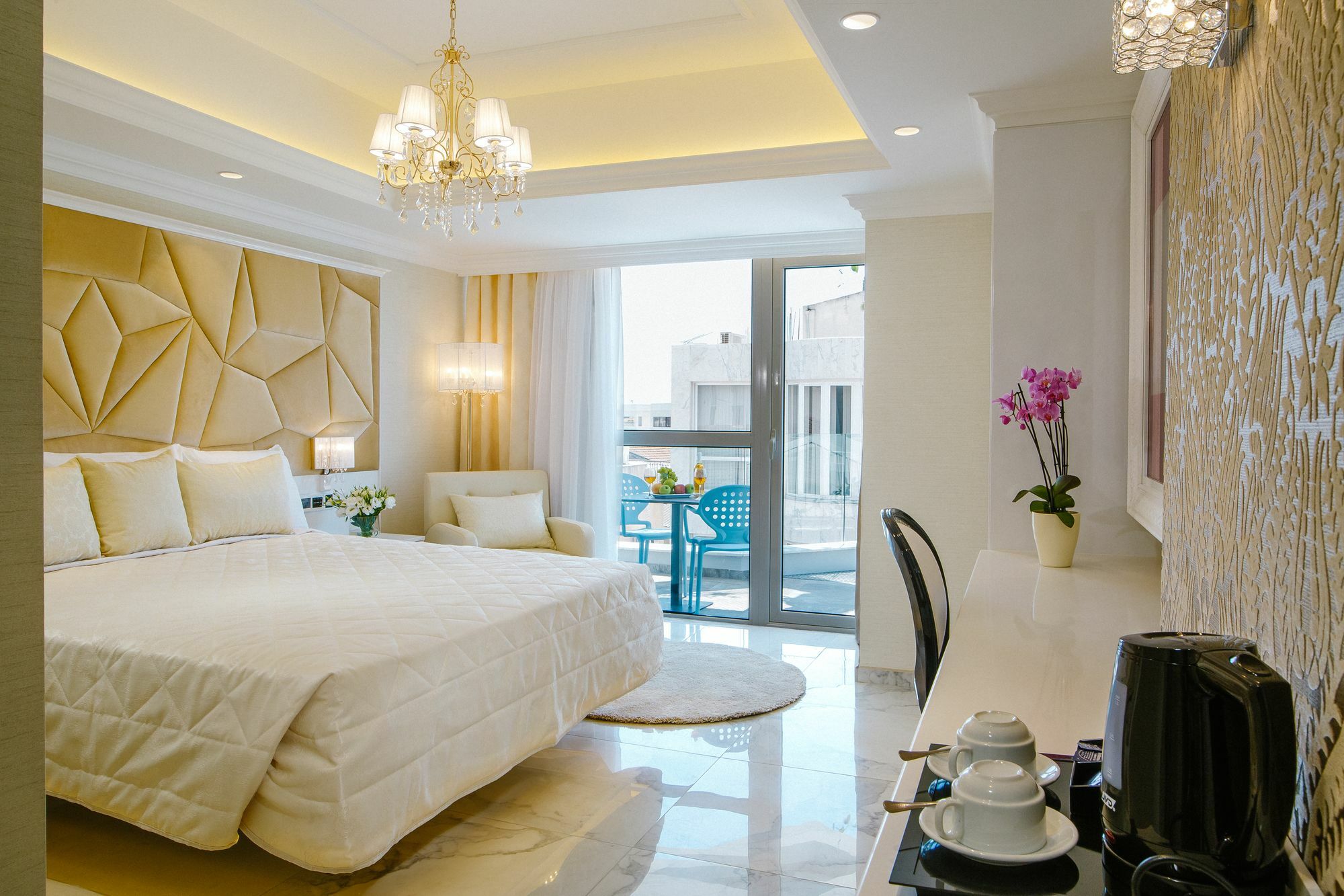 Qbic City Hotel Larnaca Bagian luar foto